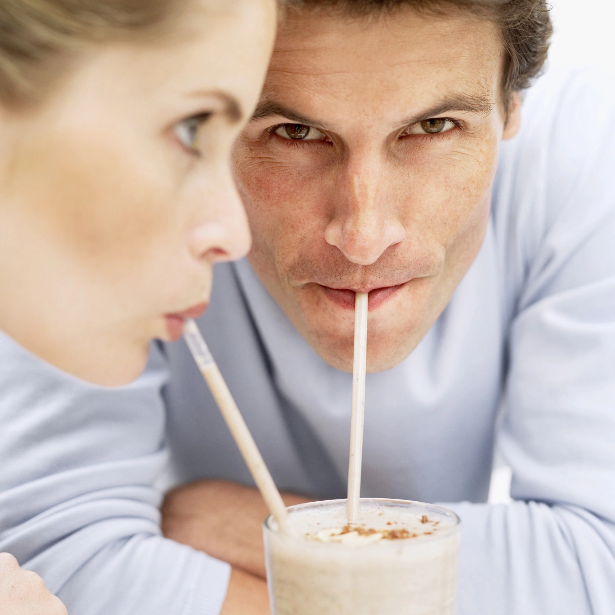 Mann und Frau trinken gemeinsam ein NeuroFuel Morning Kick-off Frühstücksdrink.