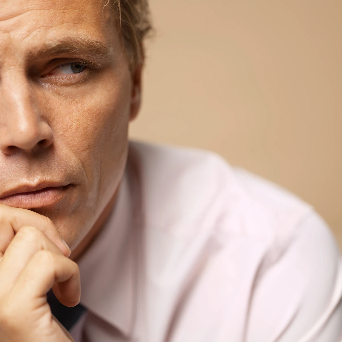 Ein Mann versucht sich zu erinnern und hat Schwierigkeiten